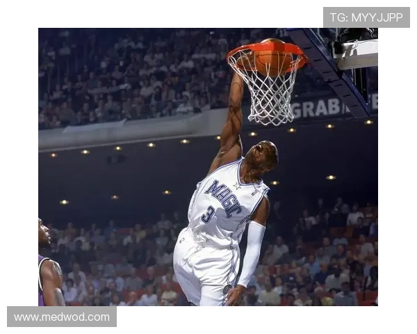 马丁半场仅战12分钟三投全中轰10分3板展高效表现篮球赛场